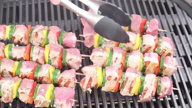 肉串和蔬菜串在烤架上烤着视频素材
