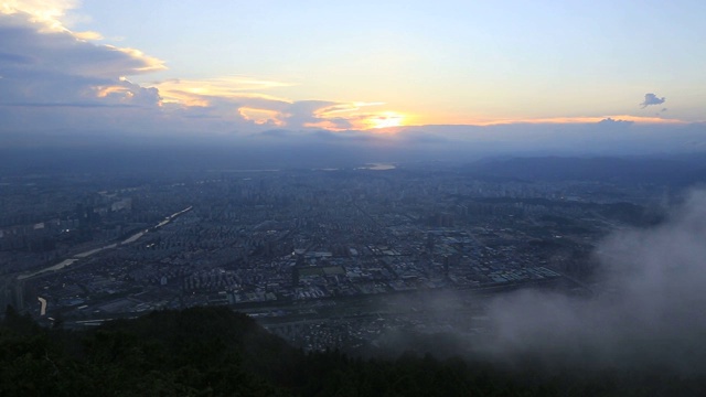 福州鼓山白云洞俯览城区云海实时镜头视频素材