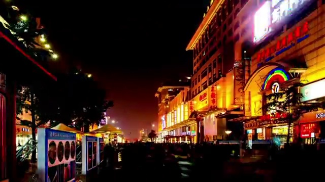 王府井步行街移动夜景视频素材