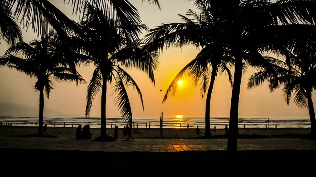夕阳下的越南岘港海边的人们视频素材
