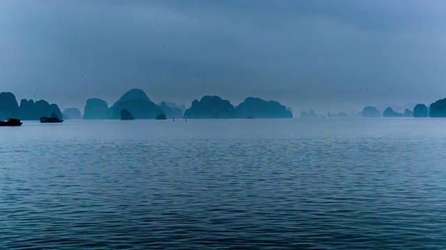 越南下龙湾和游船远景视频素材
