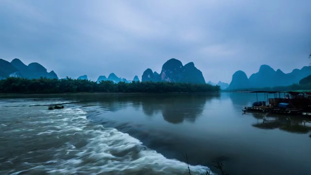 广西桂林的湍急河水视频下载