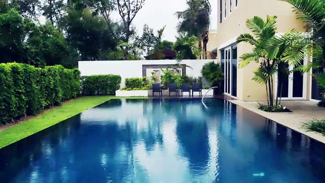雨中的普吉岛私人别墅的泳池，延时摄影视频素材