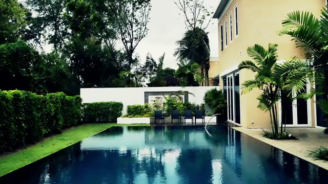 普吉岛私人别墅的泳池视频素材