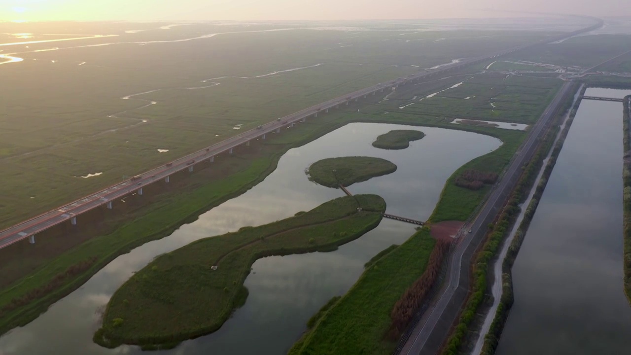 宁波慈溪杭州湾跨海大桥湿地天空之镜视频下载