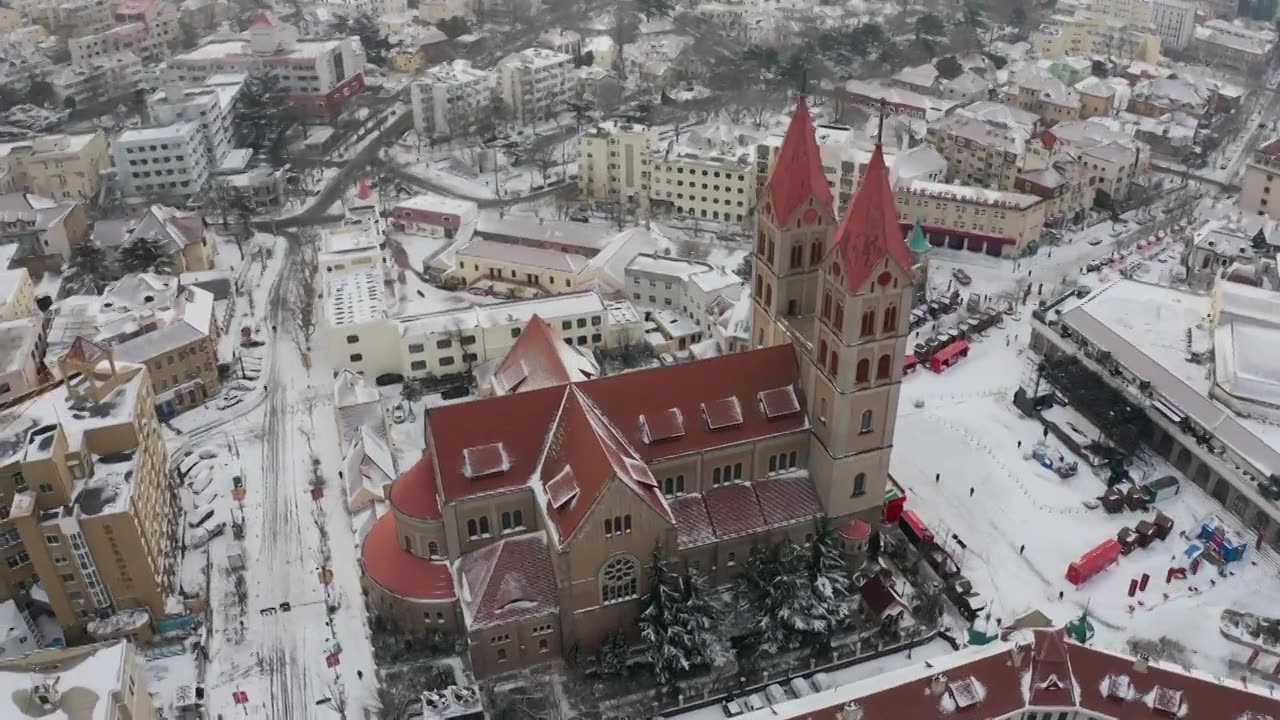 青岛圣弥厄尔大教堂雪后航拍视频素材
