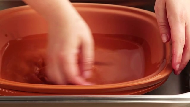 一个正在浇水的陶罐视频下载