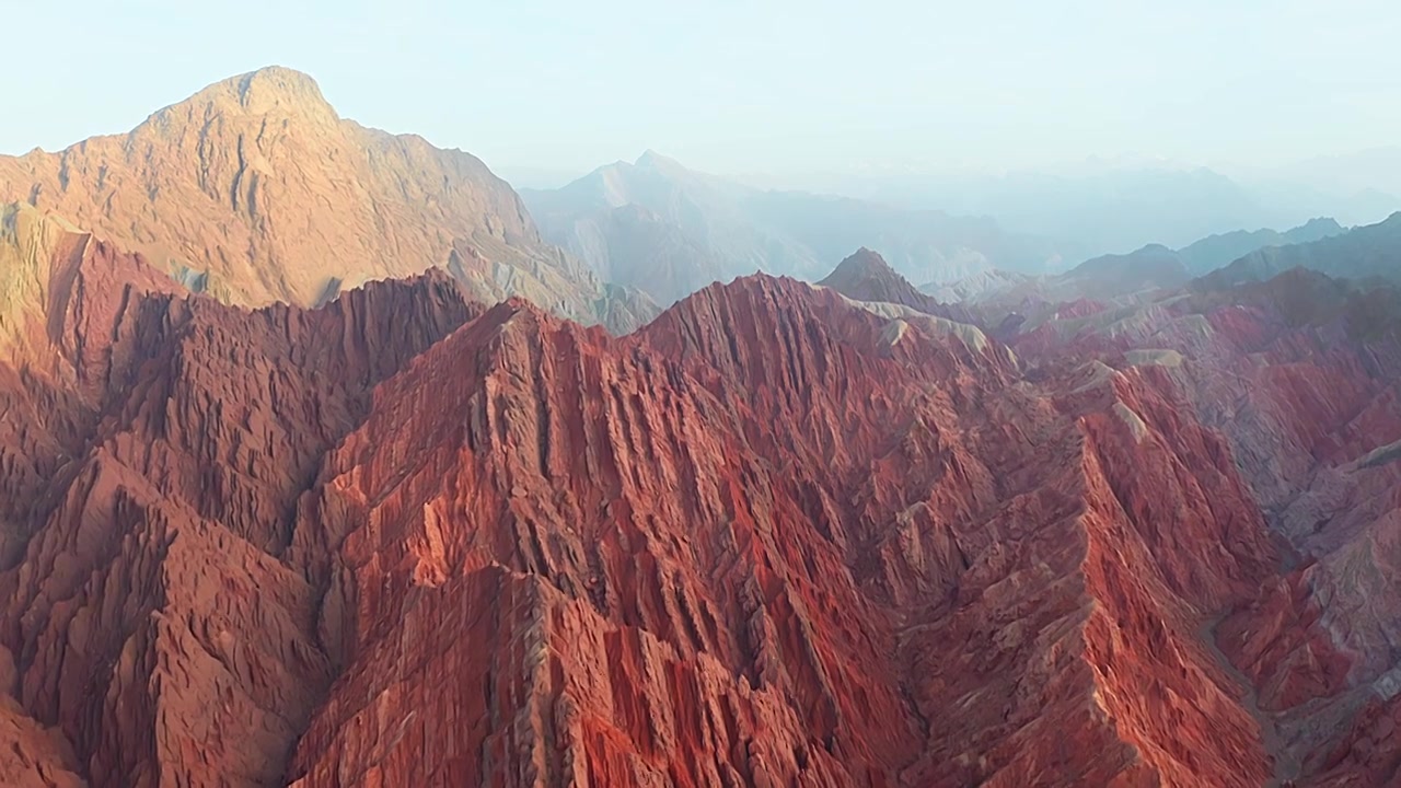 航拍傍晚的中国新疆克孜勒苏柯尔克孜自治州奥依塔克红山谷视频素材
