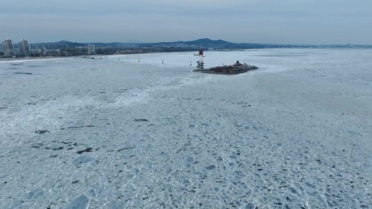 秦皇岛冬季仙螺岛海边冻海视频下载