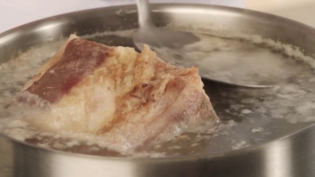 牛肉汤里的泡沫视频下载