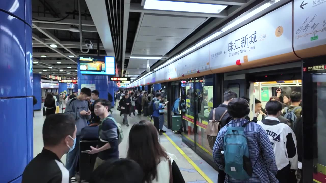 广州地铁站台地铁进站人流进入地铁车厢视频素材