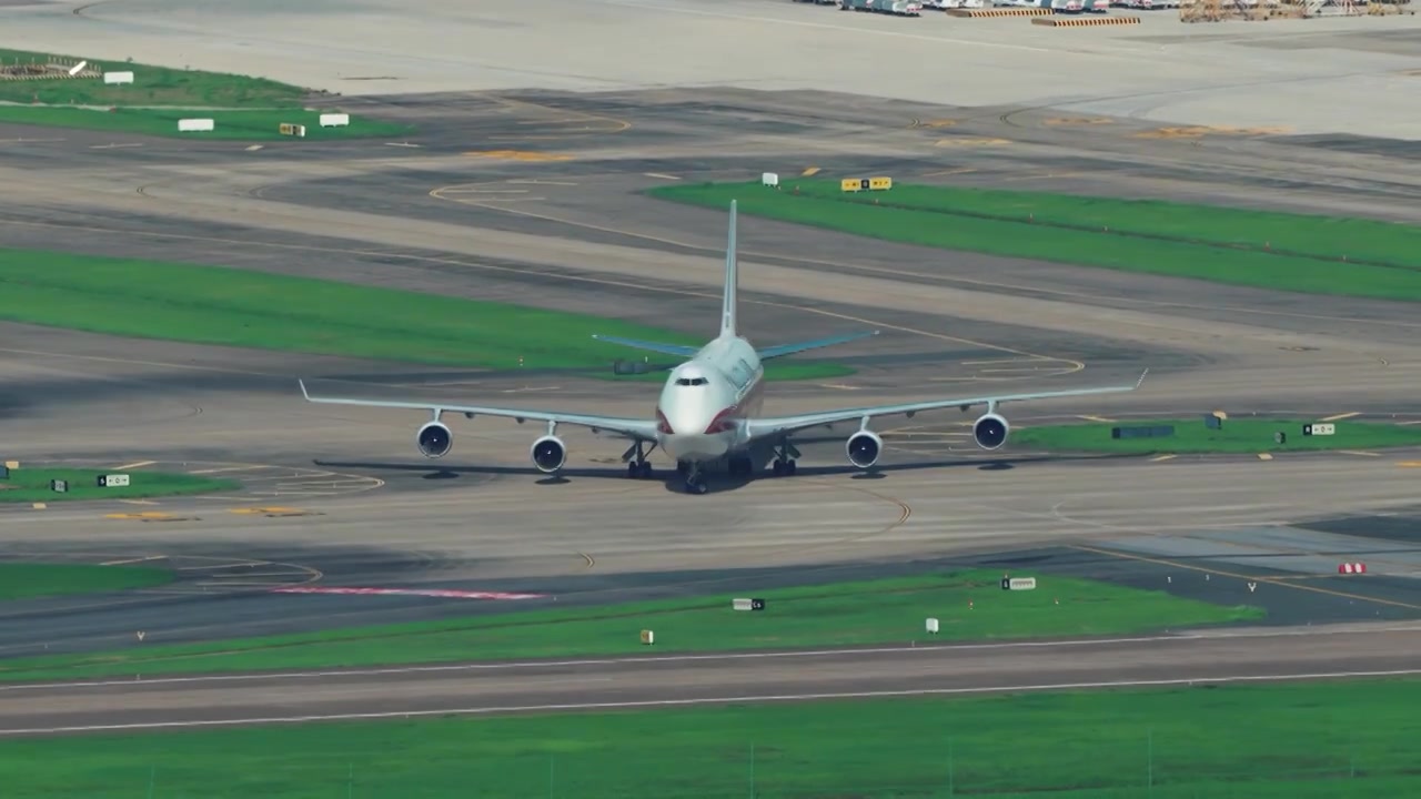 卡利塔航空波音747货机降落深圳机场视频素材