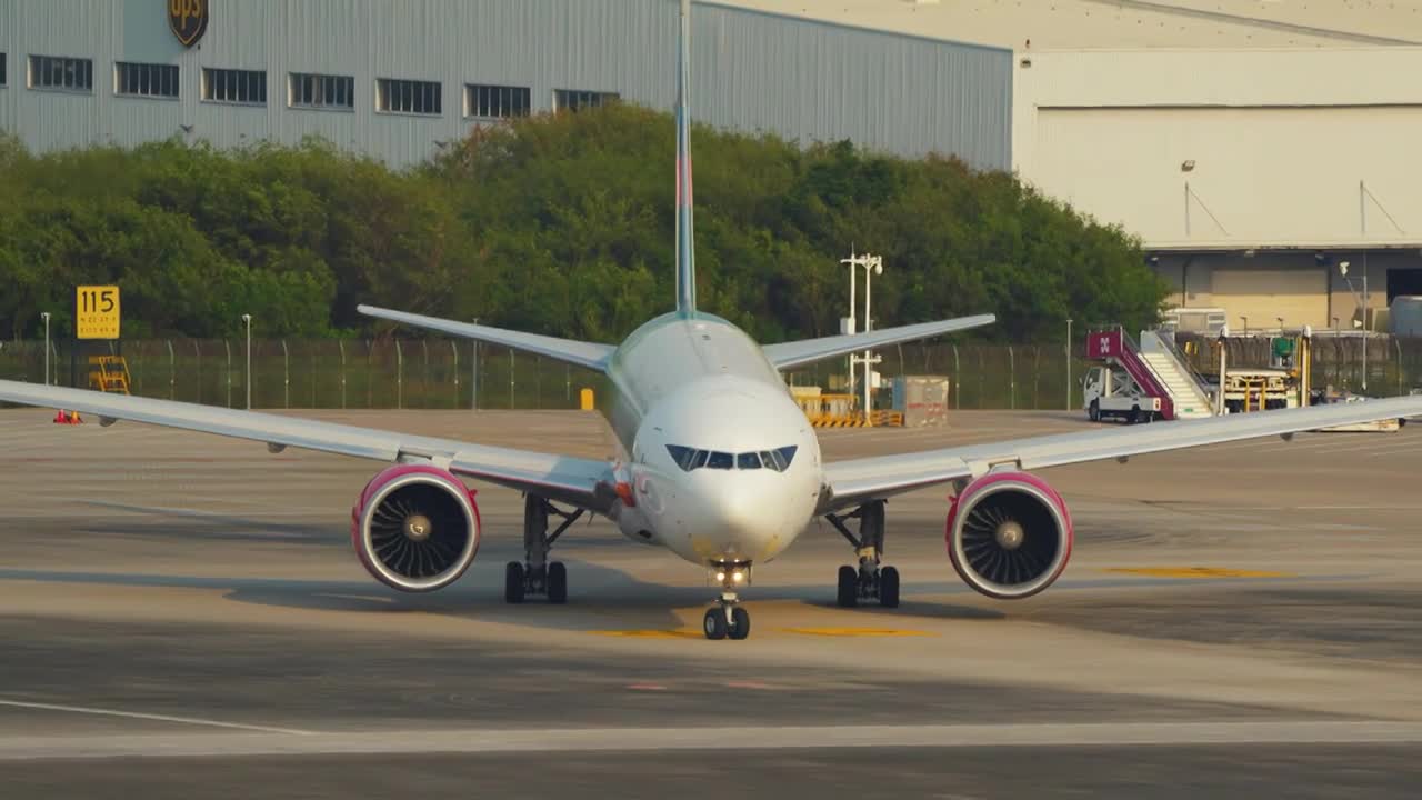 中州航空(云途物流)波音777货机推出滑行起飞过程视频素材