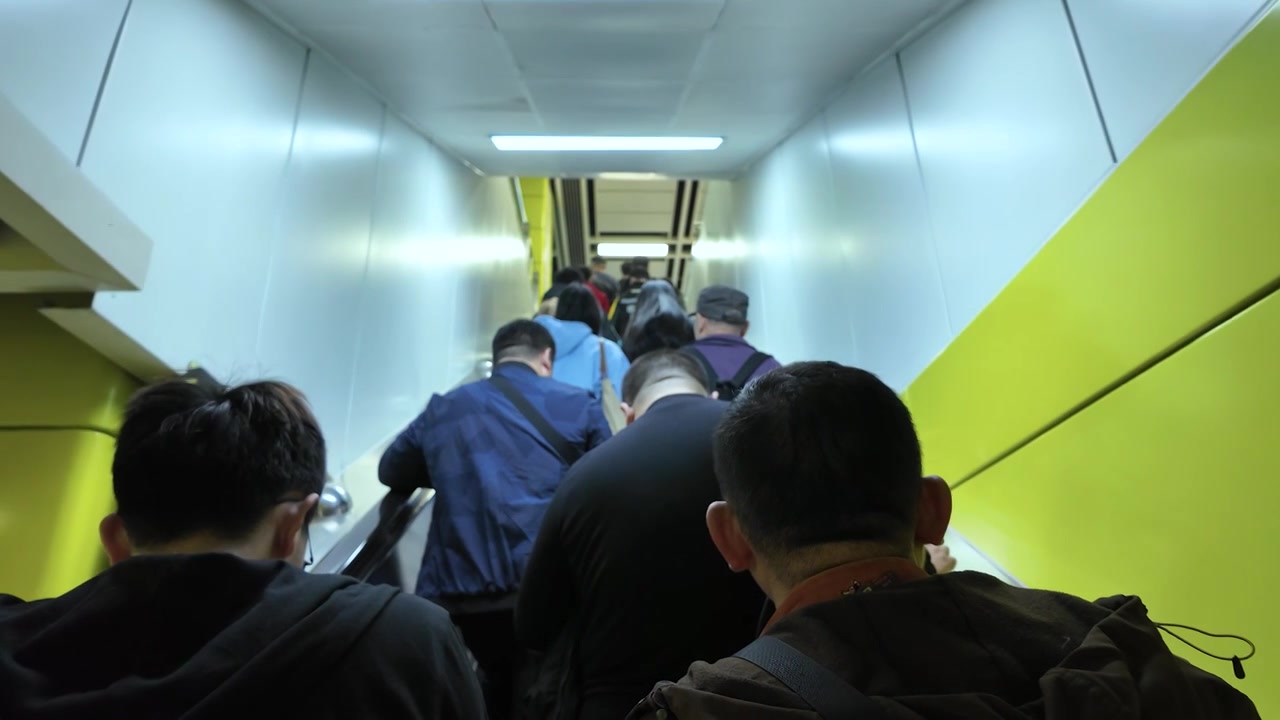乘坐手扶电梯出地铁站的上班通勤者人群视频下载