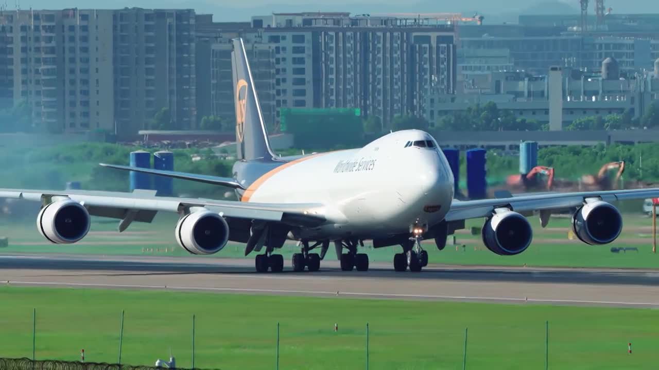 UPS美国联合包裹波音747-8在深圳机场降落起飞视频下载