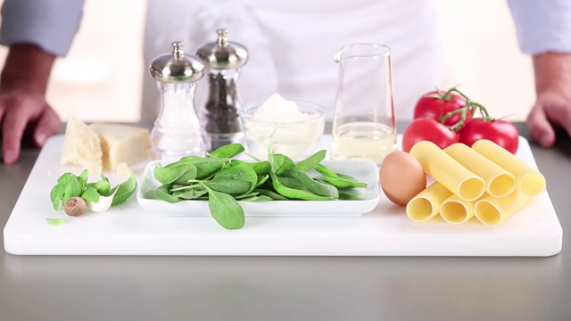 用菠菜和乳清干酪做馅的意大利cannelloni的原料视频下载