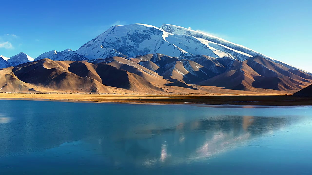 航拍午后的中国新疆克孜勒苏柯尔克孜自治州帕米尔高原喀拉库勒湖与慕士塔格峰视频下载
