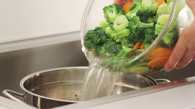 排水焯烫过的蔬菜视频素材