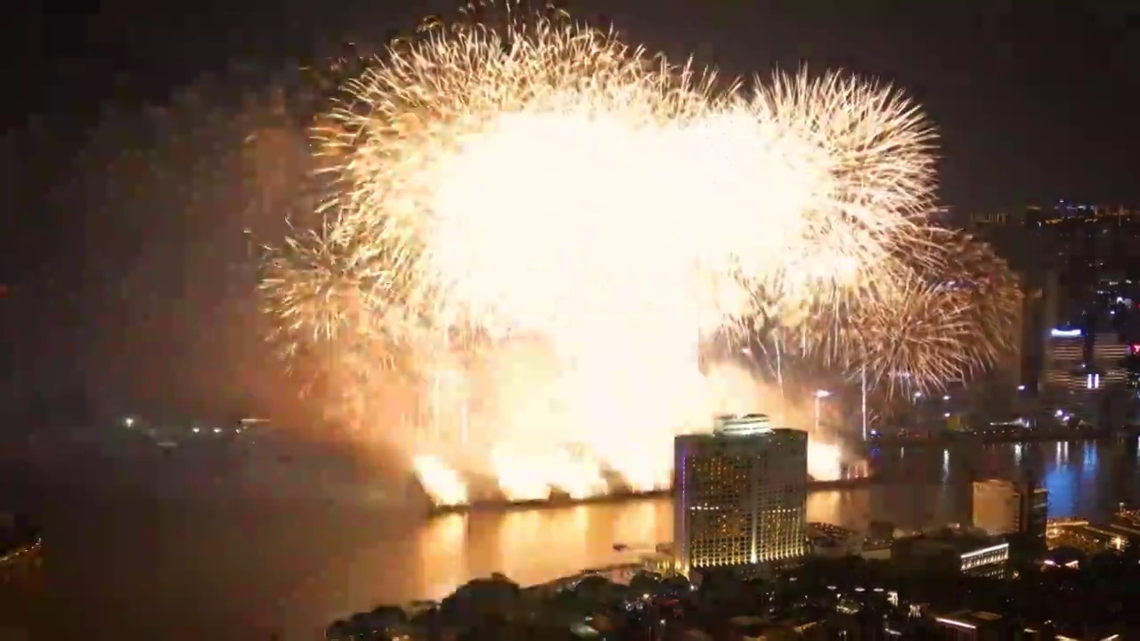 新春佳节之际，城市举办大型烟花晚会，璀璨焰火绽放夜空视频下载