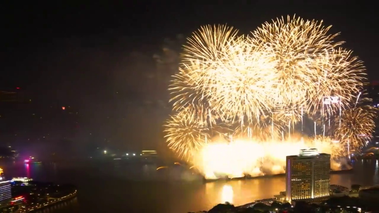 ，璀璨焰火绽放夜空，为市民和游客带来一场视觉盛宴。视频下载