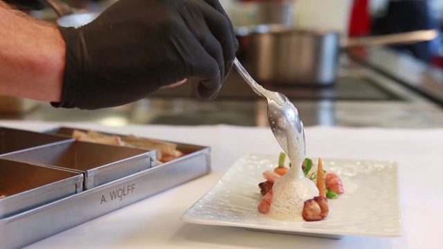 在赫平根的steinheuer餐厅，一名厨师在盘子里摆食物视频下载