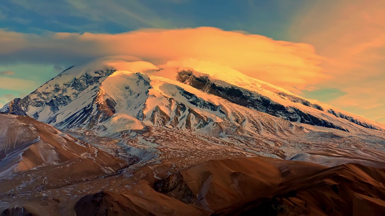航拍中国新疆克州帕米尔高原慕士塔格峰晚霞日照金山与帽子云视频素材