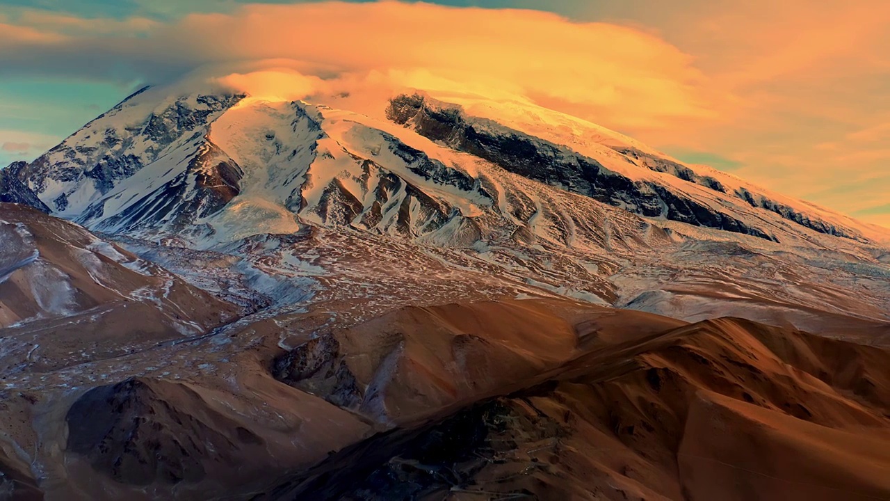 航拍中国新疆克州帕米尔高原慕士塔格峰晚霞日照金山与帽子云视频素材