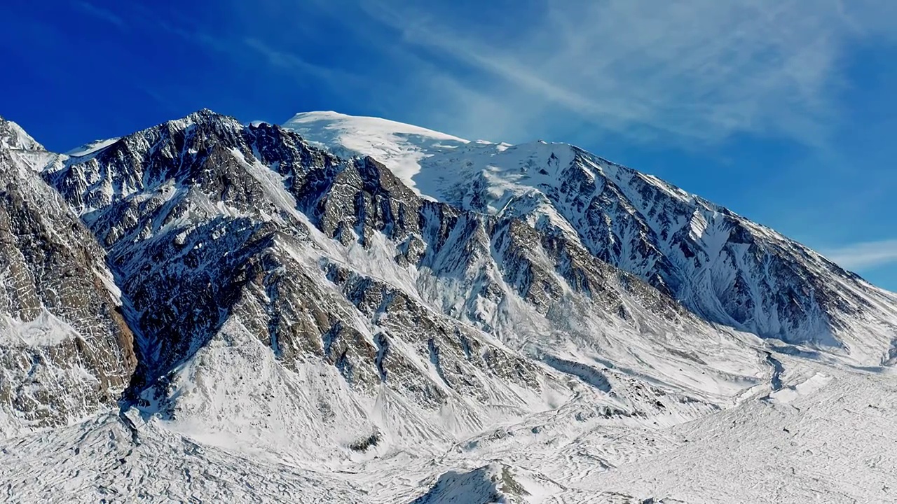 航拍中国新疆克州阿克陶帕米尔高原公格尔九别峰视频素材
