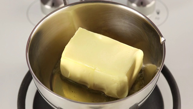 一大块黄油在锅里融化视频下载