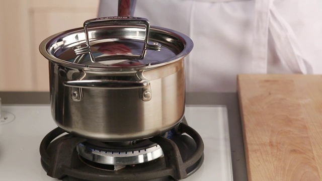 土豆被放入一锅沸水中视频下载