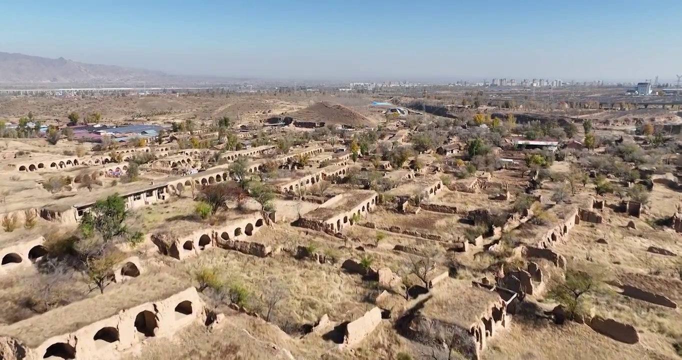 航拍废弃的窑洞村庄视频下载