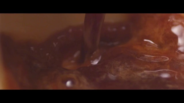 将咖啡倒入杯中(细节)视频素材