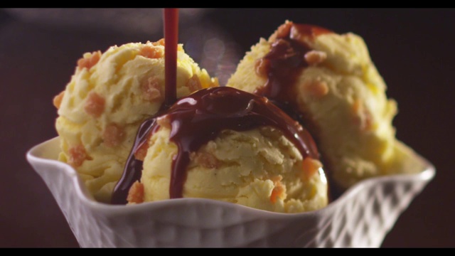 香草焦糖冰淇淋配巧克力酱视频素材