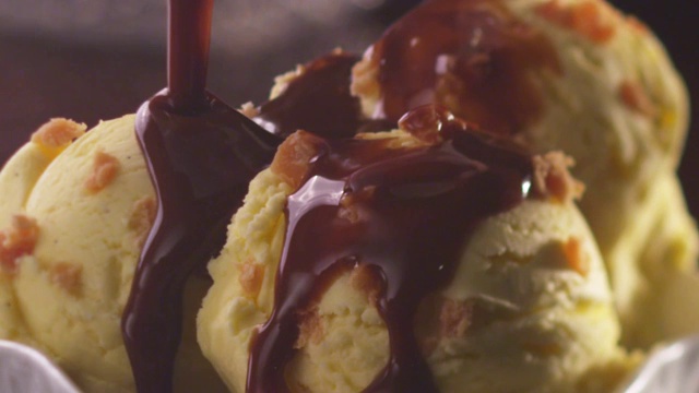 香草焦糖冰淇淋配巧克力酱(特写)视频素材