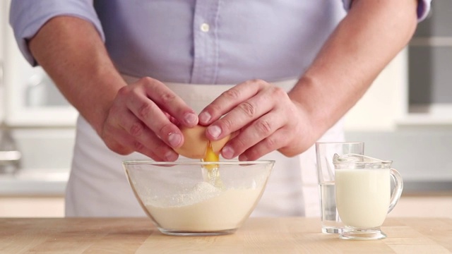 面粉过筛到碗里，加入盐和鸡蛋视频素材