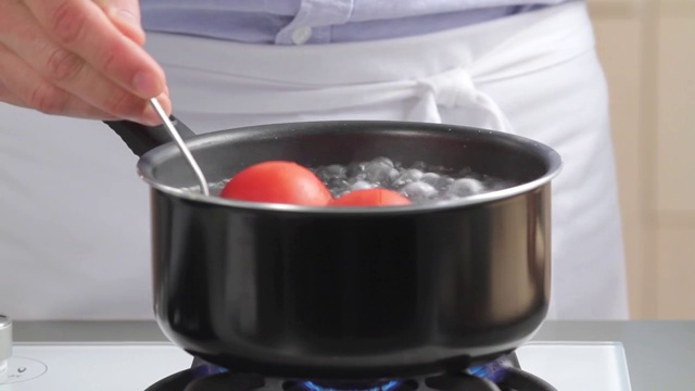 将番茄放入沸水中视频素材