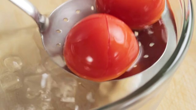 将西红柿从冰水中取出视频素材