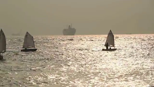 在海上航行中的帆船视频下载