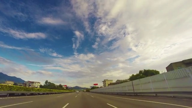 在高速公路上行驶中视频素材