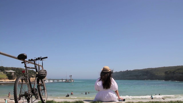 坐在沙滩上的女孩视频素材