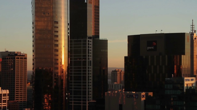 高层建筑的黄昏景象视频素材