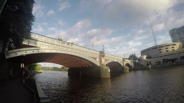澳洲雅拉河上的跨河大桥风光视频素材
