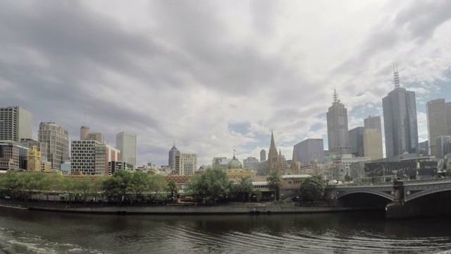 河岸另一边的城市风光视频素材