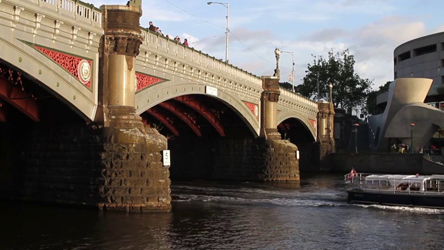 雅拉河岸欧洲古典风格石桥视频素材
