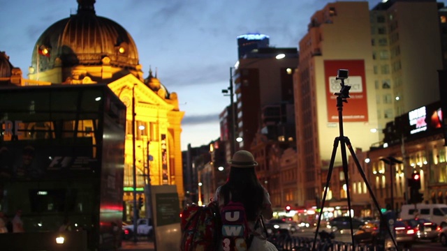女摄影师坐在墨尔本市中心视频素材