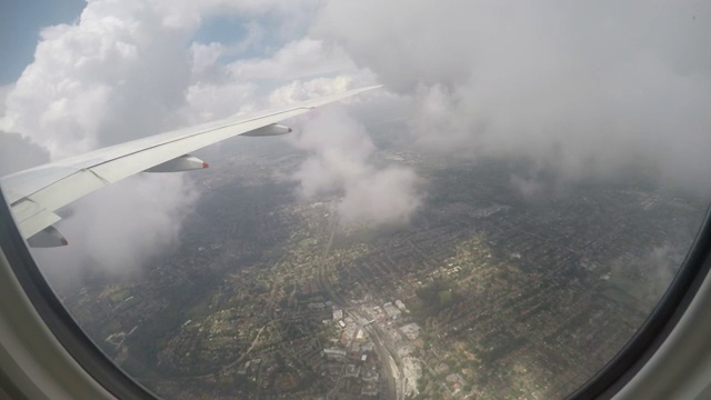 飞机在云层中飞翔视频素材