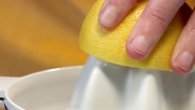 用电动柑橘榨汁机挤柠檬(特写)视频下载
