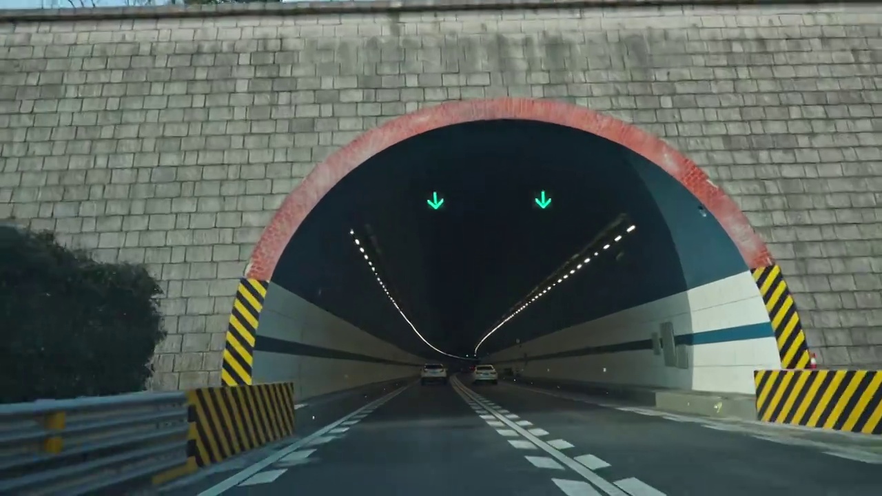 汽车通过高速公路隧道空镜视角视频下载