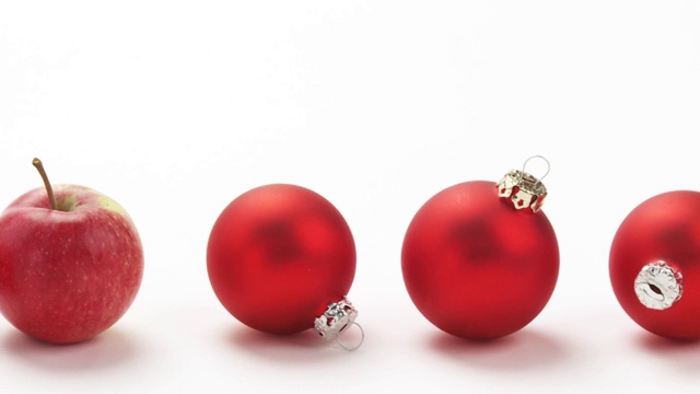 红色的圣诞装饰品和红色的苹果视频素材