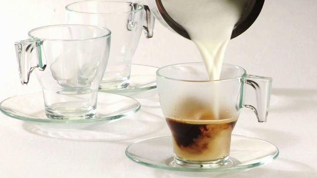 把牛奶倒进咖啡视频素材